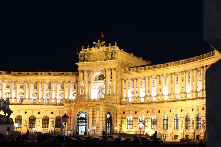 Hofburg Wien bei Nacht - Eingang am Heldenplatz Wien