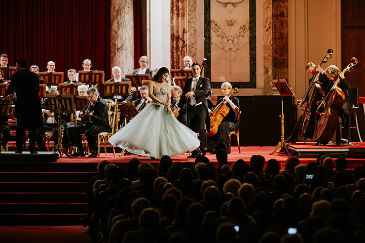 Sopran und Bariton im Duett auf der Bühne im Festsaal der Wiener Hofburg