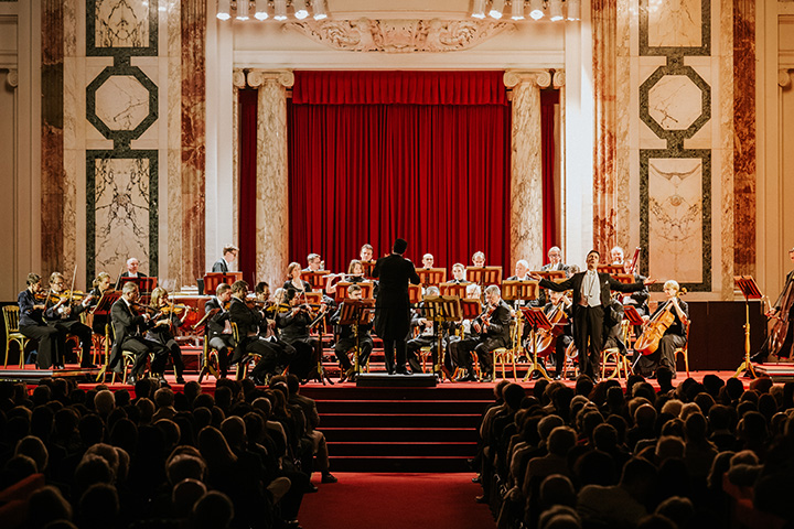 Wiener Hofburg-Orchester spielt aus "die lustige Witwe" in der Wiener Hofburg