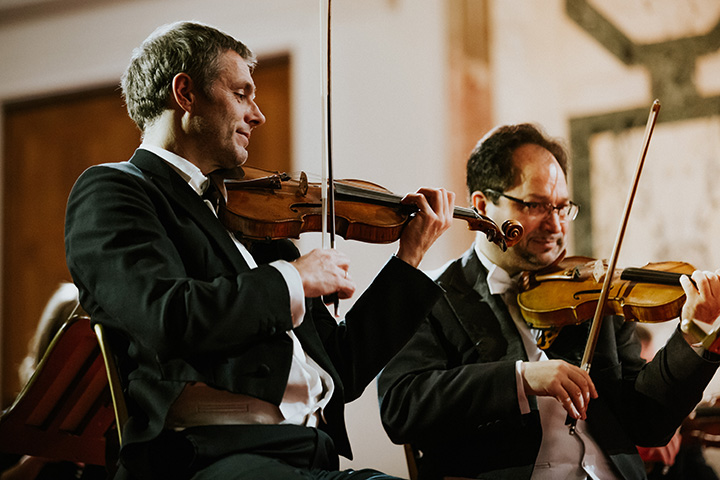 le premier violon au concert de noel dans la grande salle de la Hofburg de Vienne