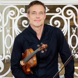 Konzertmeister Christian Scholl mit seiner Violine aus dem Jahr 1860