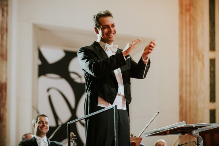 Giuseppe Montesano, Dirigent des Wiener Hofburg Orchesters, applaudiert den Musikern