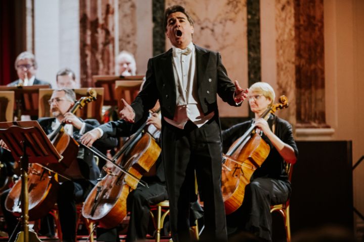 Kammersänger Franz Supper singt für das Wiener Hofburg Orchester