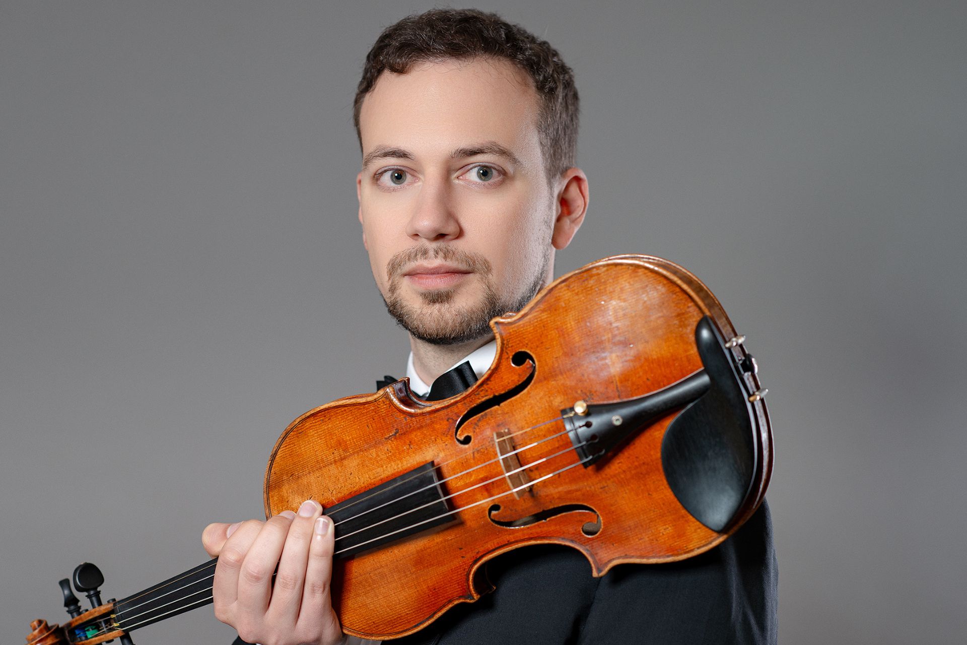 Daniel Auner mit seiner Geige von Giovanni Battista Guadagnini